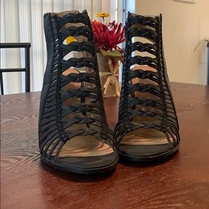 Size 8.5 black heels. Brand is heart In D.